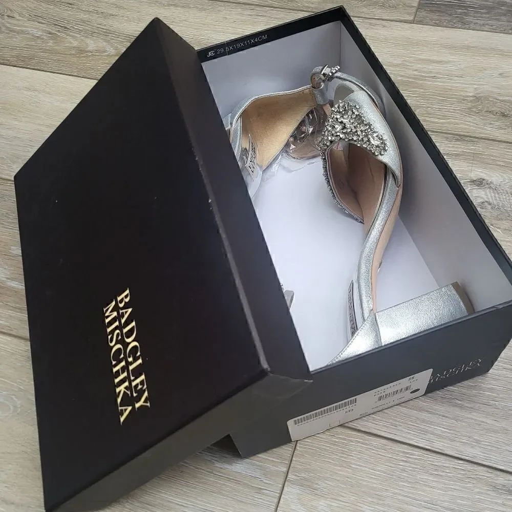 Badgley Mischka wedding shoes silver with gems 💎 ✨️ gorgeous 3.25" heel